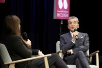 Deutsch-französische Philosoph Michel Friedman und die deutsche Redakteurin Sarah Zerback diskutieren über sein Buch "Mensch! Liebeserklärung eines verzweifelten Demokraten" im Rahmen der lit.COLOGNE Spezial im Comedia Theater Köln (© Thomas Brill)